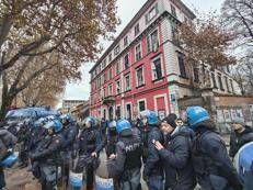 Polizia davanti al centro sociale Askatasuna