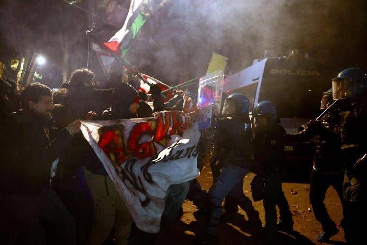 Torino, tensioni tra agenti e militanti del centro sociale Askatasuna - Fotogramma /Ipa