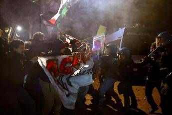 Torino, tensioni tra agenti e militanti del centro sociale Askatasuna - Fotogramma /Ipa