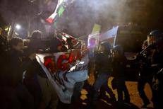 Torino, tensioni tra agenti e militanti del centro sociale Askatasuna - Fotogramma /Ipa