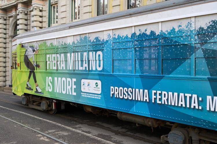 Milano-Cortina, tram olimpico di Fiera Milano attraversa la città