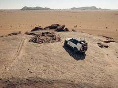 La Defender traccia il futuro della Dakar, chilometro dopo chilometro