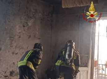Roma, incendio in appartamento in centro: nessun ferito