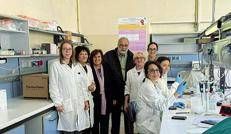 Anna Albarello e Giuseppe Baschirotto, con l'associazione creata in memoria del figlio Mauro, si impegnano da anni per supportare la ricerca, anche con l'Istituto malattie rare Bird. Nella foto, al centro, con alcune ricercatrici del laboratorio di genetica  