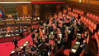 Manovra, la protesta dell'opposizione in Senato: cartelli e opuscoli in Aula - Video