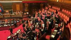 Manovra, la protesta dell'opposizione in Senato: cartelli e opuscoli in Aula - Video