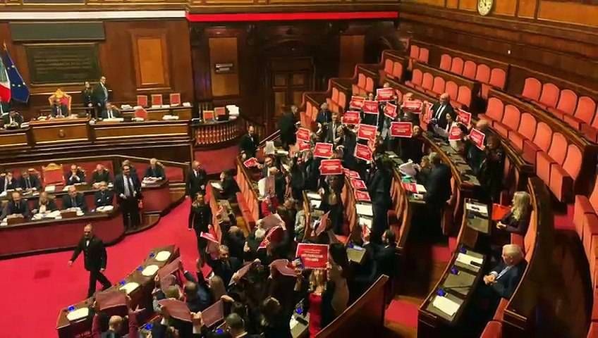 Manovra, la protesta dell'opposizione in Senato: cartelli e opuscoli in Aula