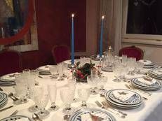 Una tavola apparecchiata - (Adnkronos)