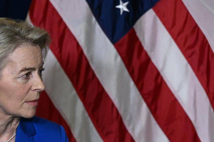 Ursula von der Leyen e la bandiera Usa - Afp