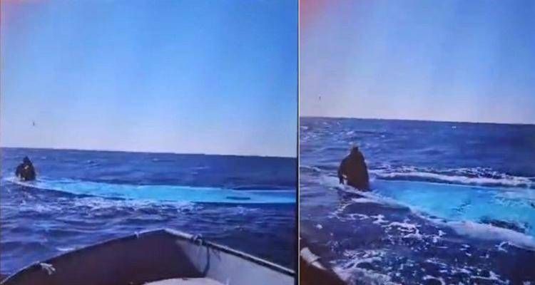 Il migrante sopravvissuto nell'immagine condivisa da Alarm Phone