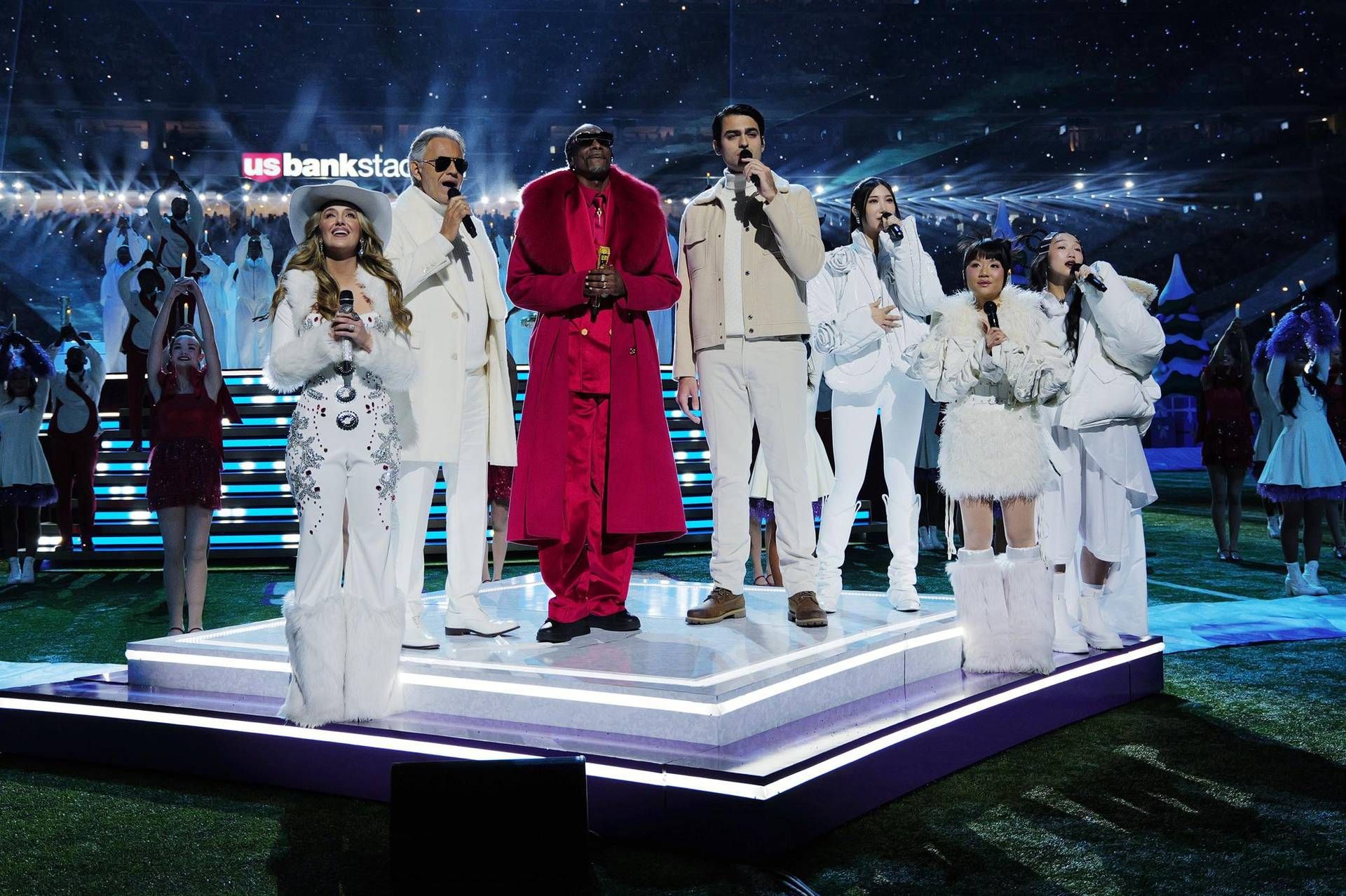 Andrea e Matteo Bocelli con Snoop Dogg nell'Halftime Show natalizio di Netflix