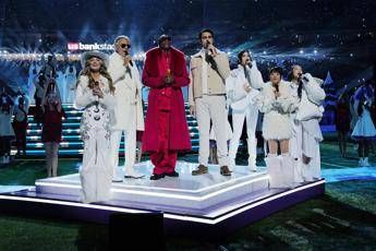 Andrea e Matteo Bocelli con Snoop Dogg nell'Halftime Show natalizio di Netflix