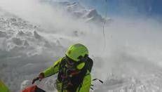 Valanga in Valle d'Aosta travolge freerider, interviene il Soccorso Alpino - Video