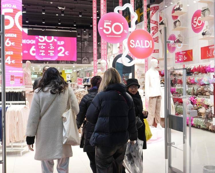 Saldi a Milano - (Fotogramma/Ipa)