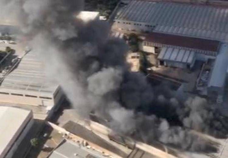 Fiamme e fumo nero, foto dei Vigili del Fuoco