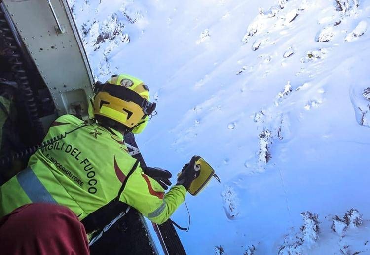 Sorvolo dei vigili del fuoco dopo la valanga in Val Susa - Vigili del fuoco