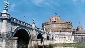 Parcheggio all'ombra di Castel Sant'Angelo, esposto dei residenti in Procura