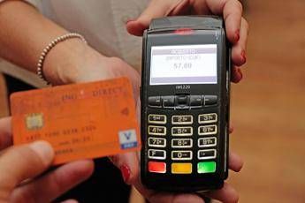 Pagamento con bancomat - (Fotogramma/Ipa)