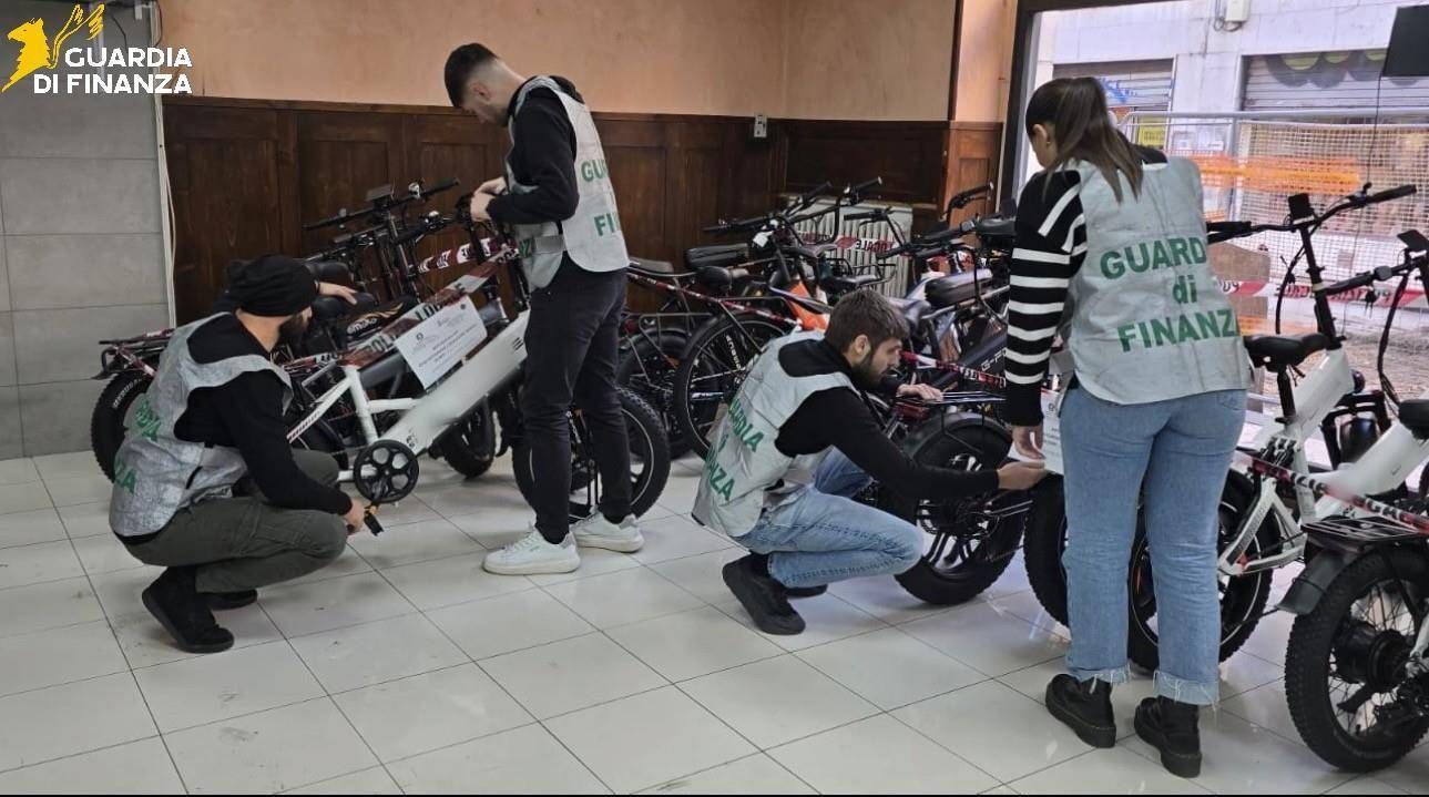 Potenziavano i motori delle e-bike: sequestrate 295 bici e due denunce