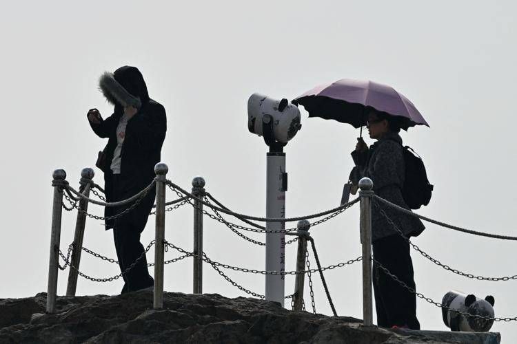 Alcune persone su un belvedere dell'isola di Pingtan, il punto più vicino a Taiwan, nella provincia cinese orientale del Fujian - (Afp)