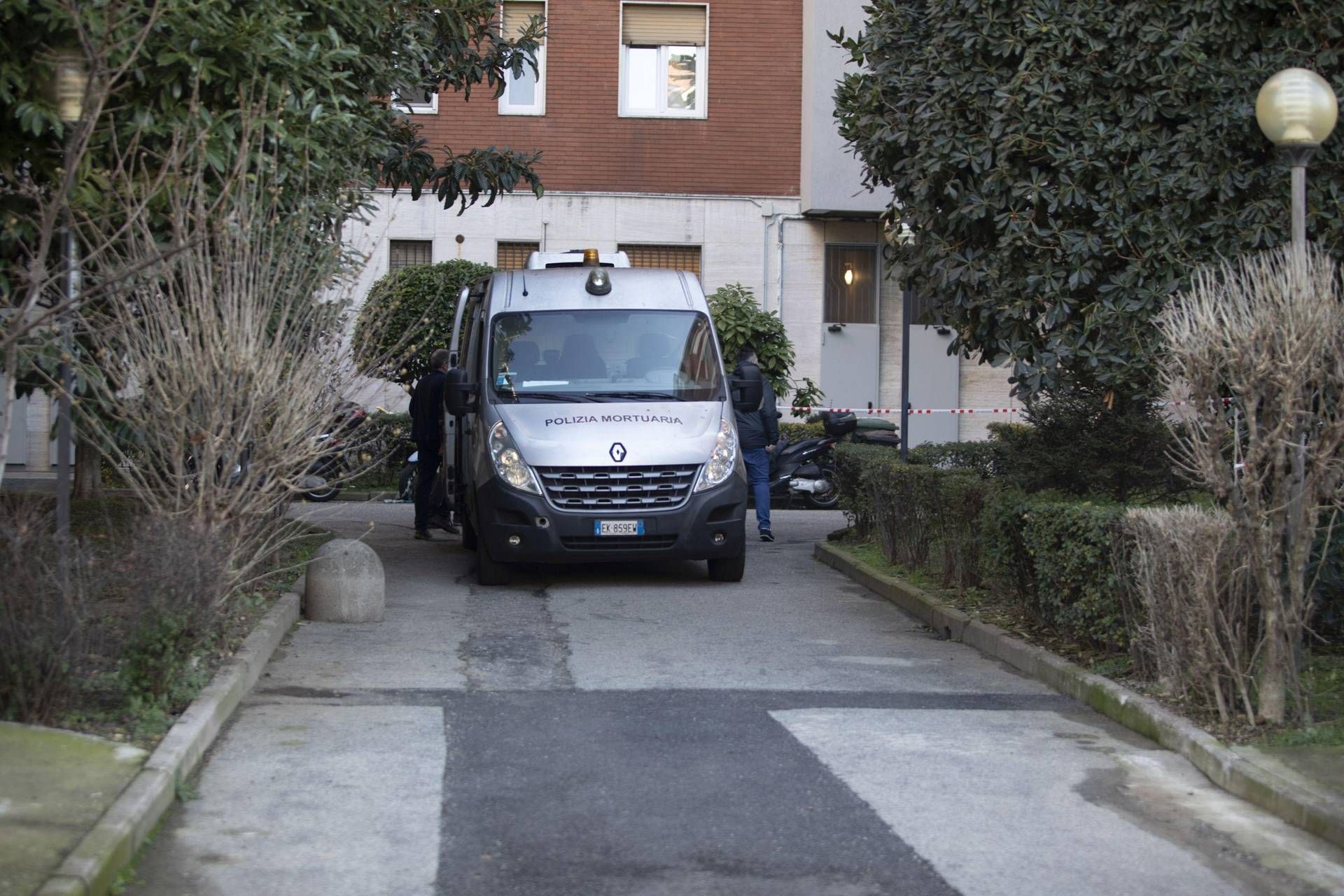 Donna trovata morta in cortile a Milano, non è ancora stata identificata