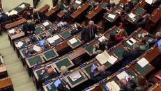 Manovra, in aula Tajani saluta Fascina. Poi lungo colloquio - Video