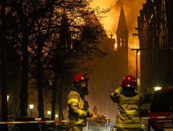 La chiesa in fiamme (Fotogramma/Ipa)