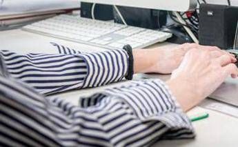 Una donna l portatile - (Fotogramma/Ipa)