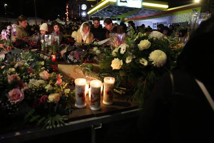 Fiori e candele sul luogo della strage  - Ipa/Fotogramma