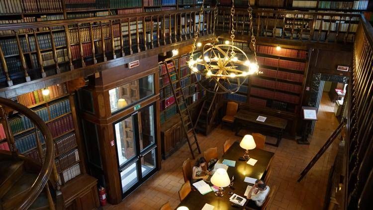 (Una sala dell'Istituto della Enciclopedia Italiana)