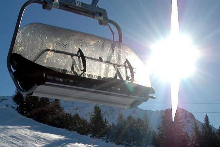 Una seggiovia, immagine d'archivio (Fotogramma)