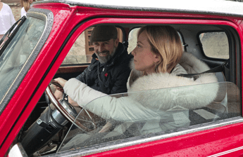 Meloni a Madrid ospite di Abascal guida la Mini: 