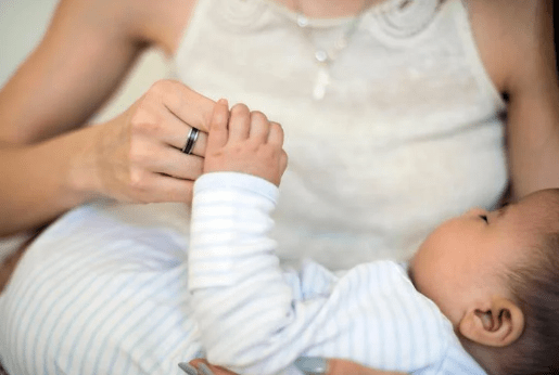 Maternità e lavoro, cos'è la child penality e perché essere madre costa caro