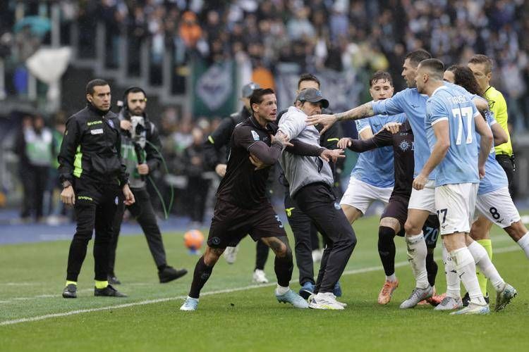 La rissa nel finale di Lazio-Napoli - Fotogramma/IPA