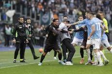 La rissa nel finale di Lazio-Napoli - Fotogramma/IPA