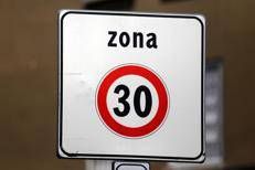 Zona 30 in città (Fotogramma/Ipa)