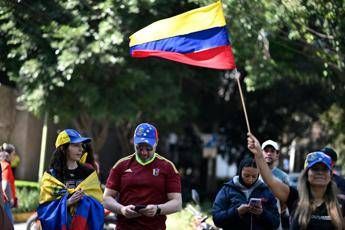I venezuelani che vivono in Messico si riuniscono per festeggiare al Parque Lincoln, nel quartiere Polanco, a Città del Messico, il 4 gennaio 2026, il giorno dopo che il leader del Venezuela Nicolás Maduro è stato catturato in un attacco statunitense. - Alfredo Estrella/Afp