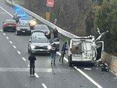 Assalto a furgone portavalori sull'autostrada A14: chiodi, fumogeni e auto incendiate