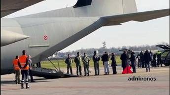 Strage Crans-Montana, a Linate il C 130 con le salme di 5 ragazzi italiani - Video