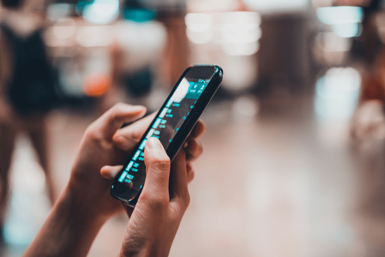 Una persona con uno smartphone