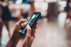 Una persona con uno smartphone