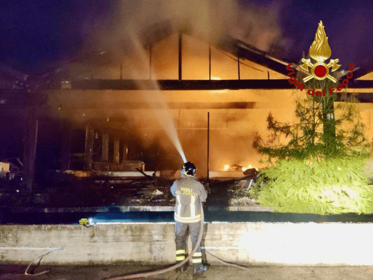 Incendio nei capannoni, fiamme domate dai Vigili fuoco
