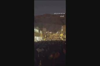Iran, continuano le proteste: manifestanti in strada dopo vittime e arresti - Video