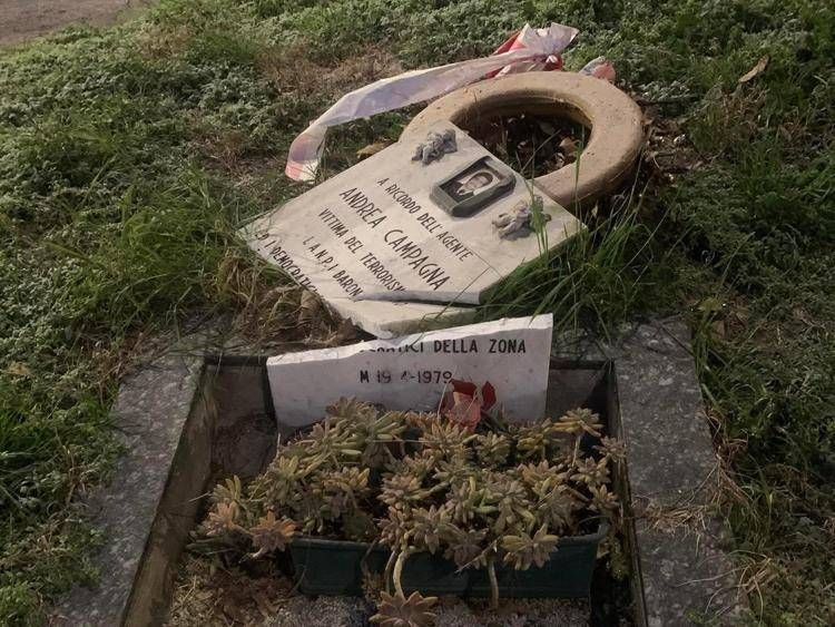 La lapide di Andrea Campagna vandalizzata a Milano