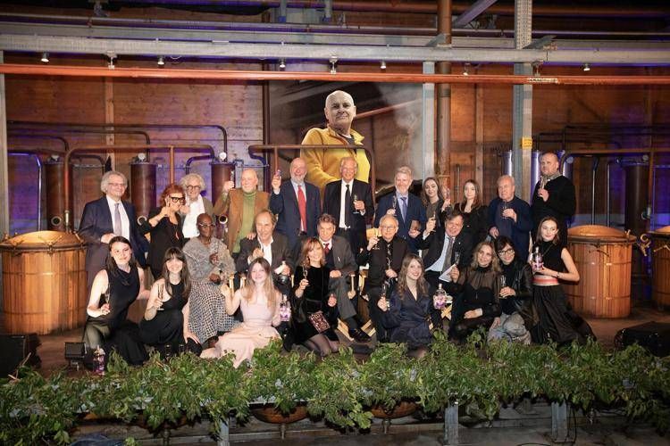 (la famiglia Nonino con la giuria e i premiati della scorsa edizione)