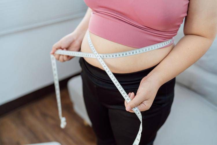 Una persona in sovrappeso