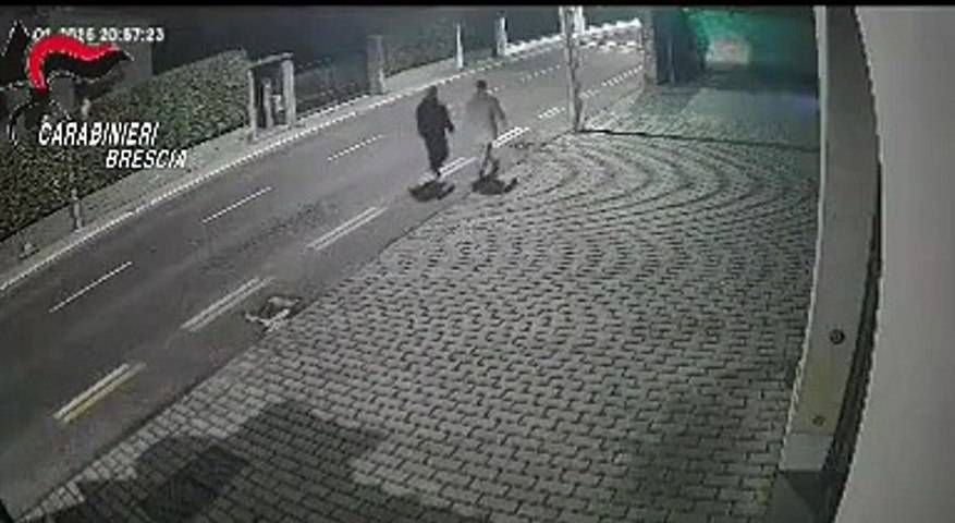 Brescia, investe due persone e scappa