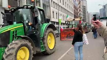 Decine di trattori invadono Milano, la protesta contro l'accordo Ue-Mercosur - Video