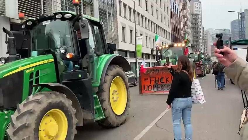 Milano, decine di trattori invadono piazza Duca d’Aosta
