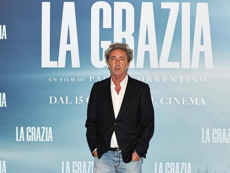 Paolo Sorrentino e la locandina del nuovo film 'La Grazia' - Ipa